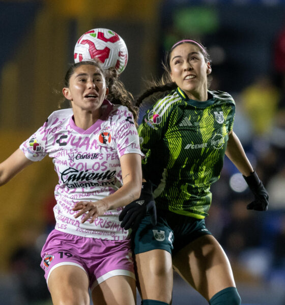 Greta Espinoza (d) de Tigres disputa el balón con Mariana Munguia de Tijuana, durante el partido de la primera jornada del Torneo Clausura femenino de México jugado en el Estadio Universitario, en Monterrey. EFE/ Miguel Sierra