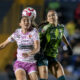 Greta Espinoza (d) de Tigres disputa el balón con Mariana Munguia de Tijuana, durante el partido de la primera jornada del Torneo Clausura femenino de México jugado en el Estadio Universitario, en Monterrey. EFE/ Miguel Sierra