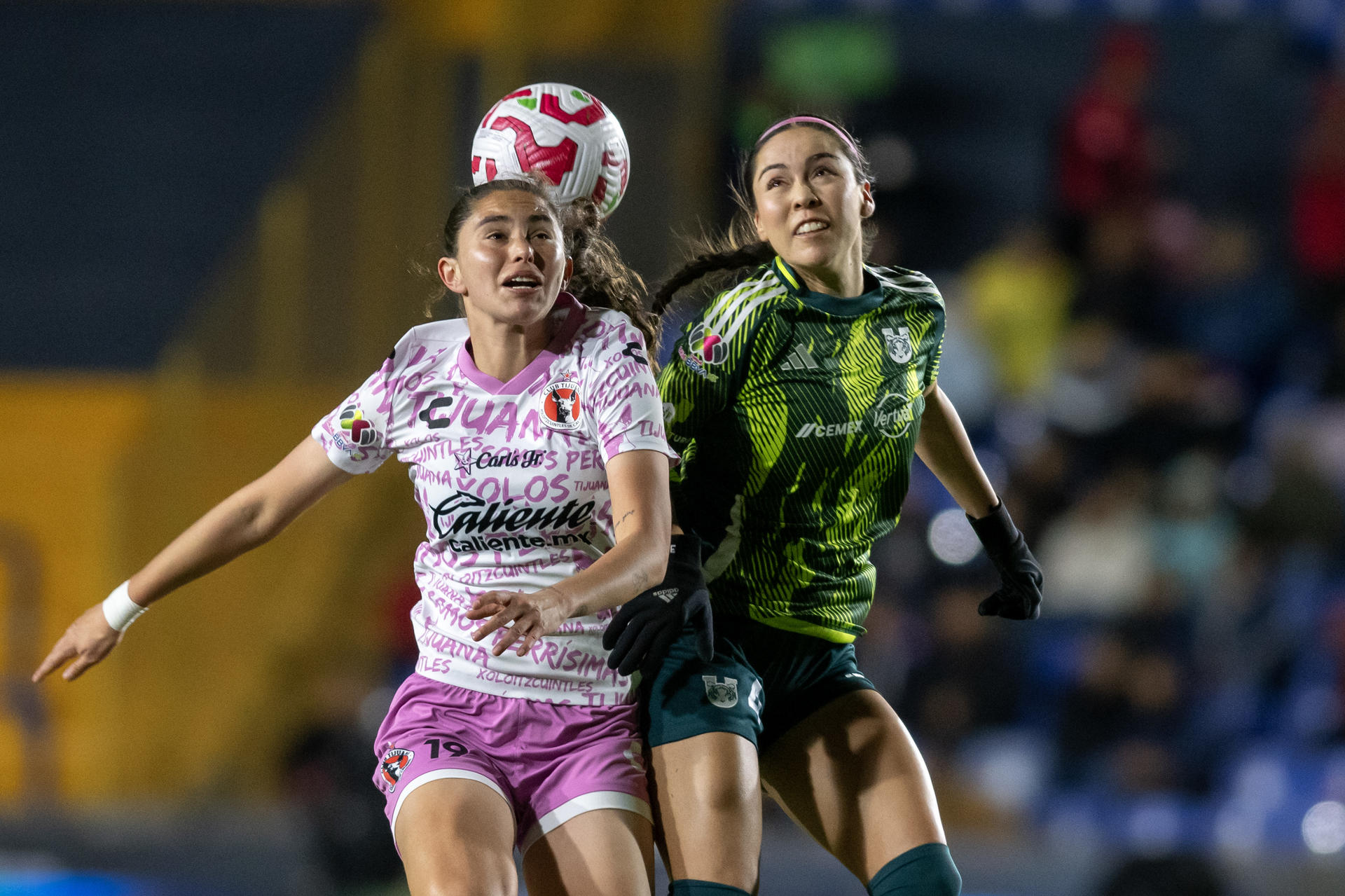 Greta Espinoza (d) de Tigres disputa el balón con Mariana Munguia de Tijuana, durante el partido de la primera jornada del Torneo Clausura femenino de México jugado en el Estadio Universitario, en Monterrey. EFE/ Miguel Sierra