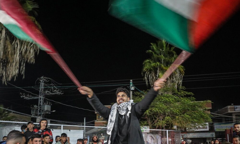 Deir Al Balah, 15/01/2025.- Imagen de la celebración de palestinos en Gaza luego de la firma del acuerdo para el cese de hostilidades entre Israel y Hamás. EFE/EPA/MOHAMMED SABER