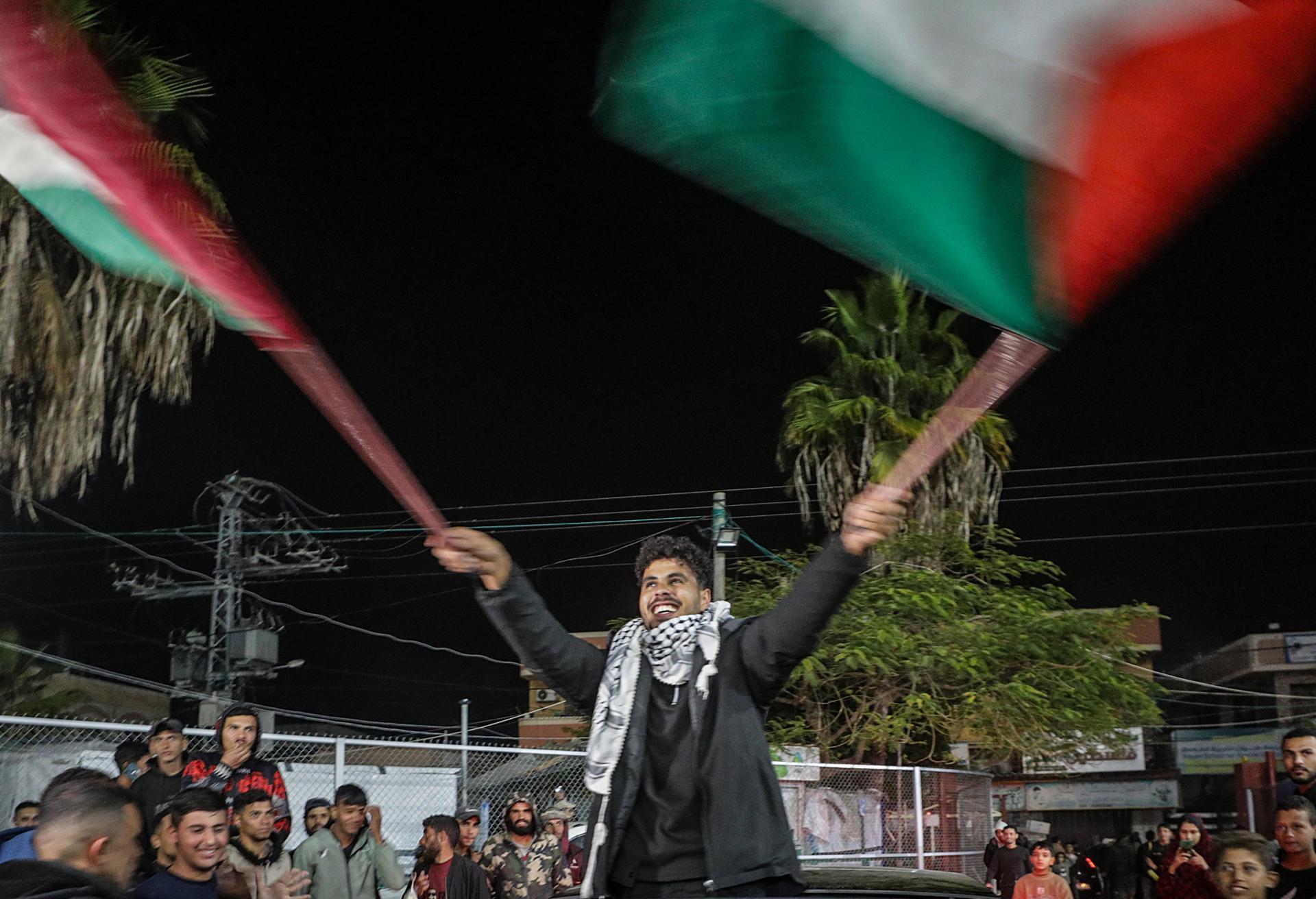 Deir Al Balah, 15/01/2025.- Imagen de la celebración de palestinos en Gaza luego de la firma del acuerdo para el cese de hostilidades entre Israel y Hamás. EFE/EPA/MOHAMMED SABER