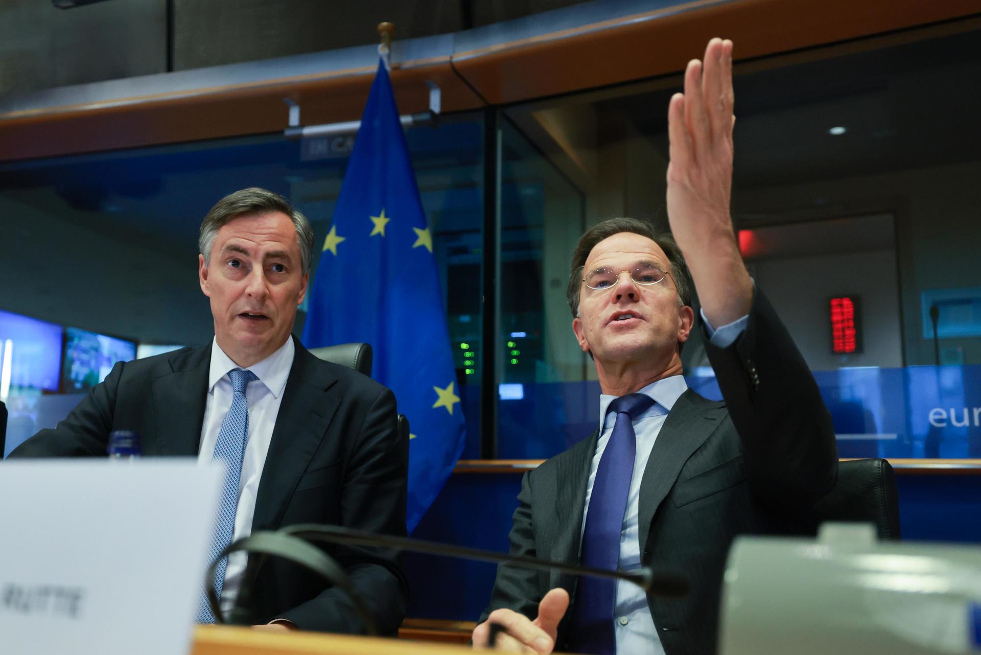 El Secretario General de la OTAN, Mark Rutte (D) y el Presidente del Comité de Asuntos Exteriores del Parlamento Europeo, David McAllister (I), asisten a una audiencia del comité de Asuntos Exteriores del Parlamento de la UE en Bruselas, Bélgica, el 13 de enero de 2025. (Bélgica, Bruselas) EFE/EPA/OLIVIER HOSLET