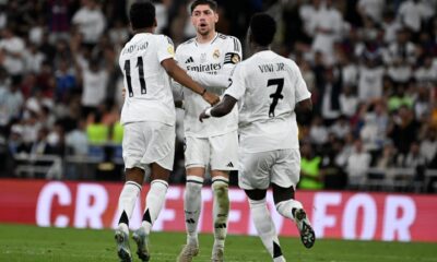 Rodrygo Goes (I) celebra el gol de 2-5 con sus compañeros Fede Valverde (C) y Vinicius Jr (D) durante la final de la Supercopa de España. EFE/EPA/STR