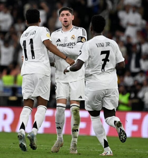 Rodrygo Goes (I) celebra el gol de 2-5 con sus compañeros Fede Valverde (C) y Vinicius Jr (D) durante la final de la Supercopa de España. EFE/EPA/STR