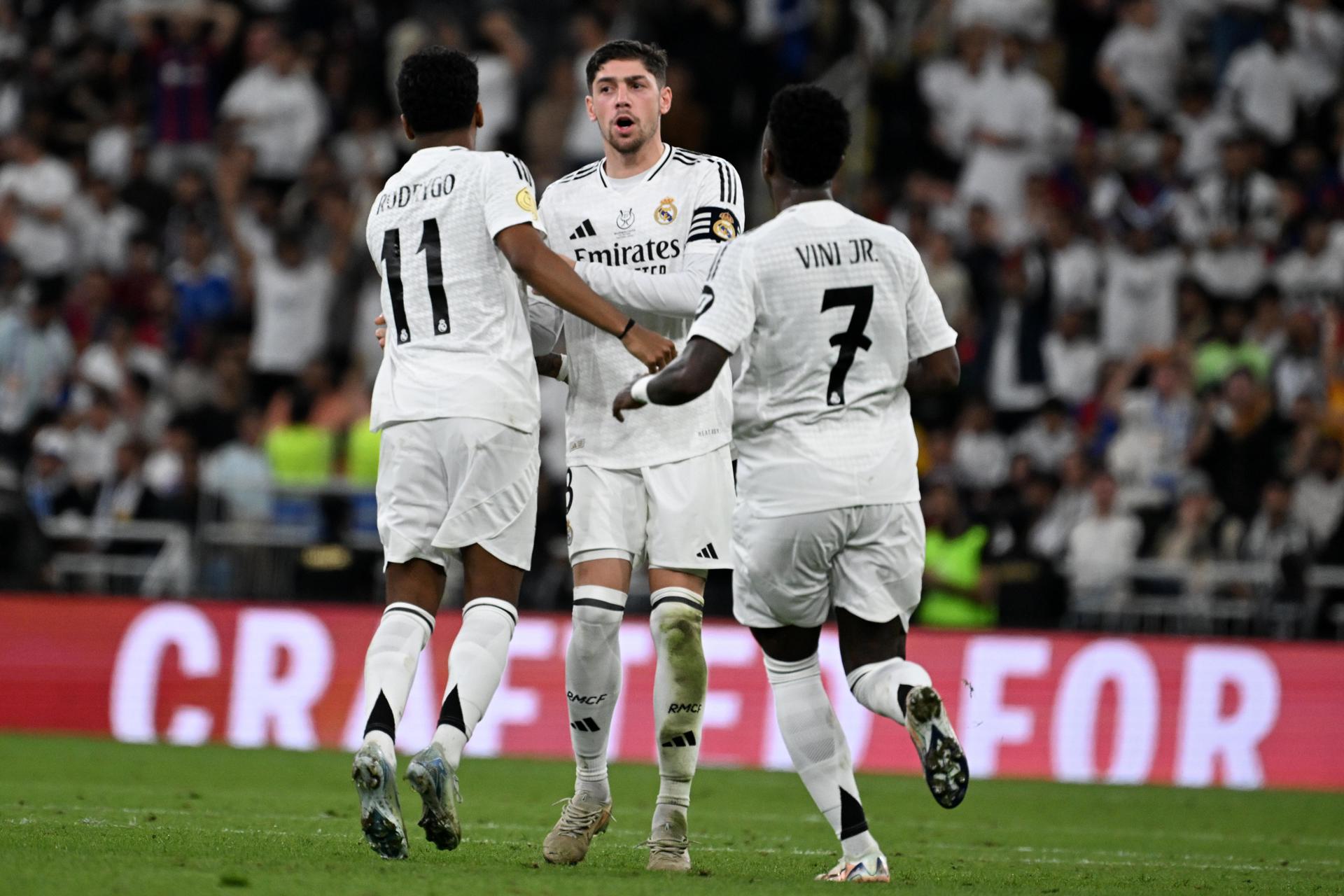 Rodrygo Goes (I) celebra el gol de 2-5 con sus compañeros Fede Valverde (C) y Vinicius Jr (D) durante la final de la Supercopa de España. EFE/EPA/STR