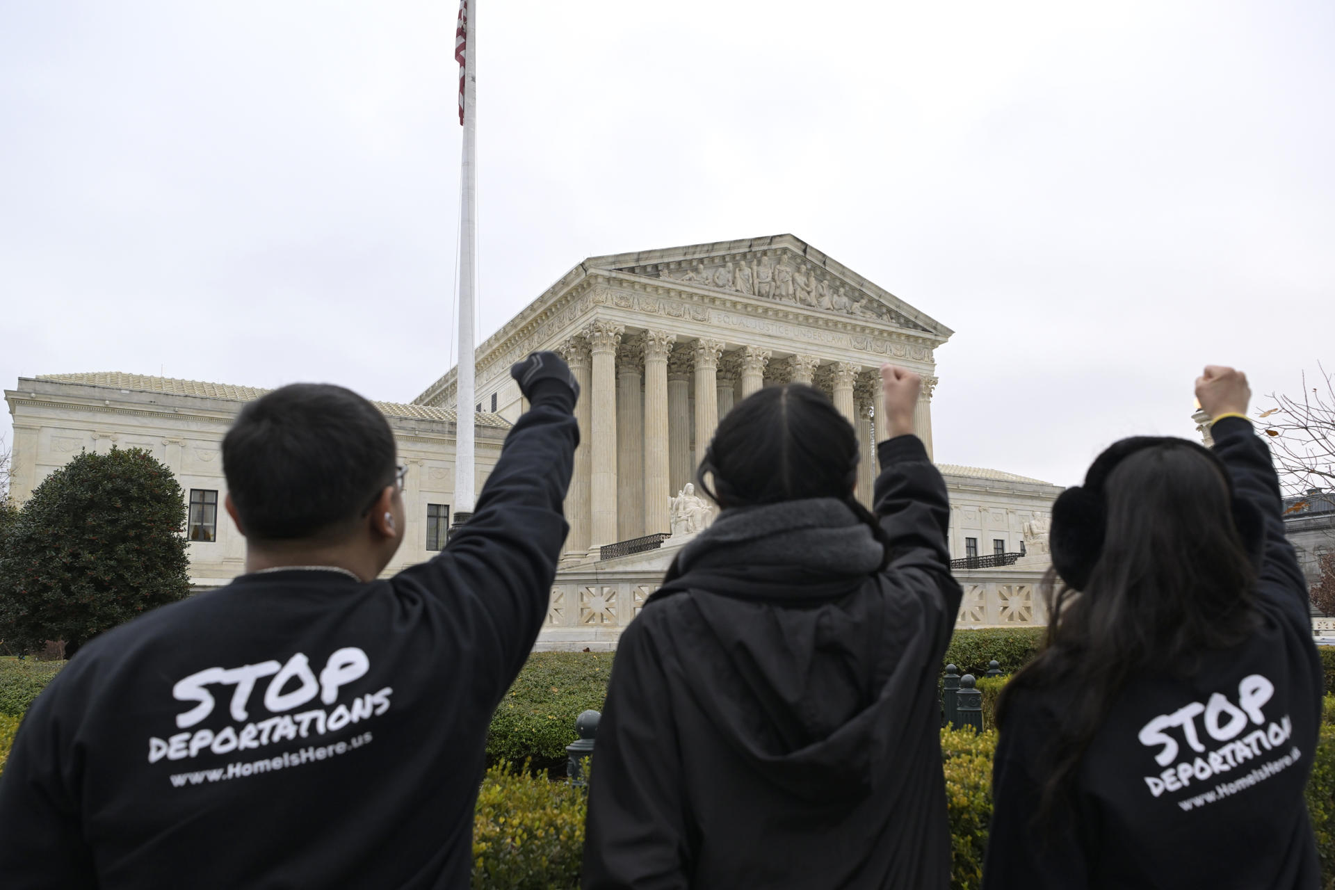 Fotografía de archivo del 17 de diciembre de 2024 de activistas y jóvenes inmigrantes pidiendo un alto a las deportaciones de inmigrantes, durante una manifestación frente al Tribunal Supremo de Justicia, en Washington (EE.UU.). EFE/ Lenin Nolly