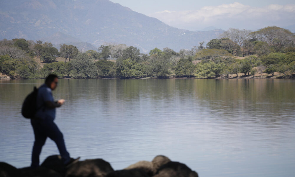 Un hombre camina junto al Río Lempa en Sensuntepeque (El Salvador). EFE/ Rodrigo Sura