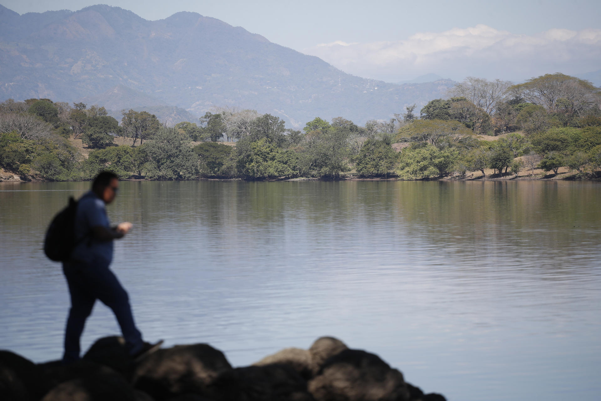 Un hombre camina junto al Río Lempa en Sensuntepeque (El Salvador). EFE/ Rodrigo Sura