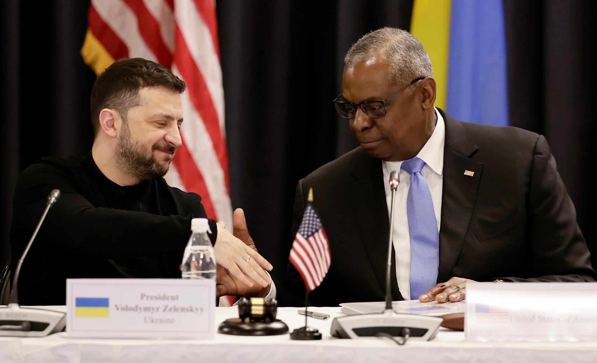 El secretario de Defensa de EE. UU. Lloyd J. Austin III (d) habla junto al presidente de Ucrania Volodímir Zelenski (i) durante la octava reunión del Grupo de Contacto para la Defensa de Ucrania en la Base Aérea de EE. UU. en Ramstein, Alemania, el 9 de enero de 2025. EFE/EPA/RONALD WITTEK