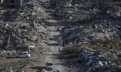 Palestinos inspeccionan los edificios destruidos en el campo de refugiados de Rafah, en el sur de Gaza, el 20 de enero de 2025, tras alcanzarse el alto el fuego en la zona. EFE/EPA/MOHAMMED SABER