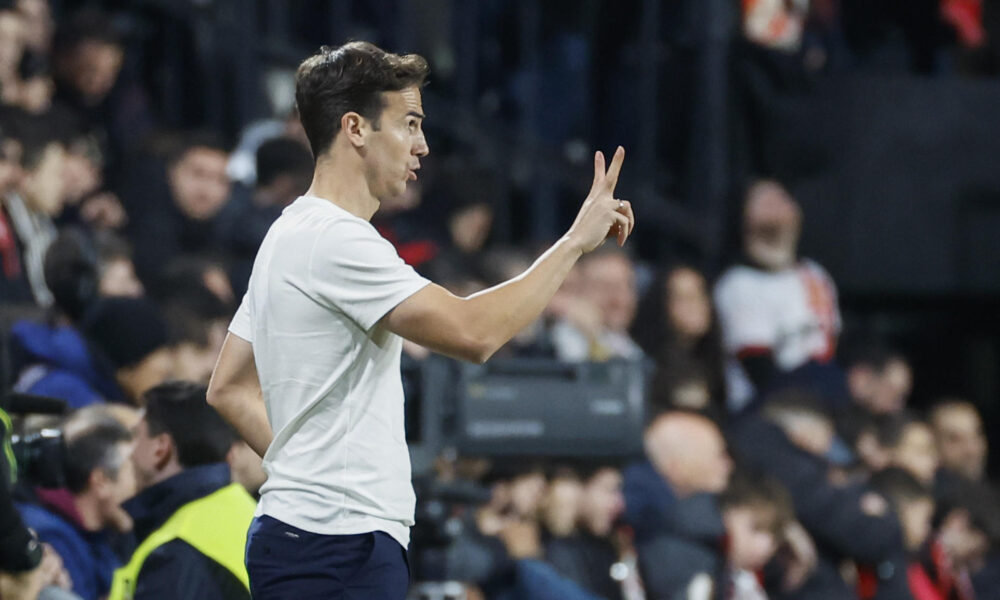 El técnico del Rayo Vallecano, Íñigo Pérez, durante el partido de la jornada 19 de LaLiga que Rayo Vallecano y Celta de Vigo disputan este viernes en el estadio de Vallecas. EFE/Juanjo Martín