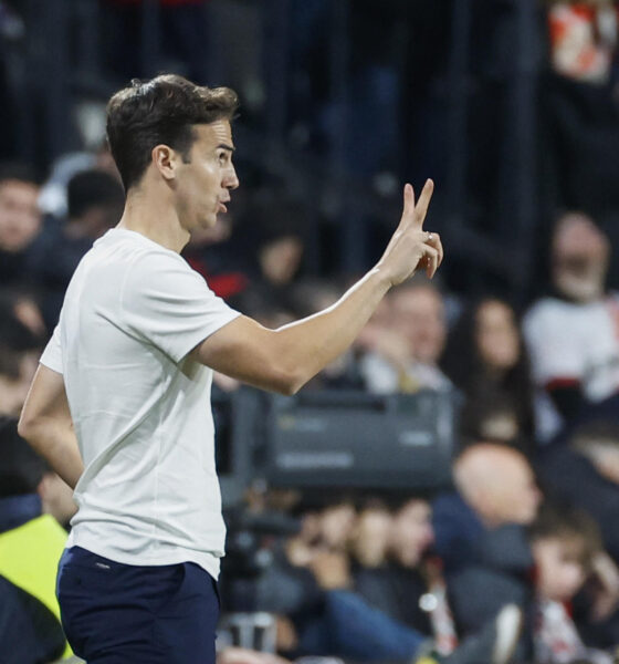 El técnico del Rayo Vallecano, Íñigo Pérez, durante el partido de la jornada 19 de LaLiga que Rayo Vallecano y Celta de Vigo disputan este viernes en el estadio de Vallecas. EFE/Juanjo Martín