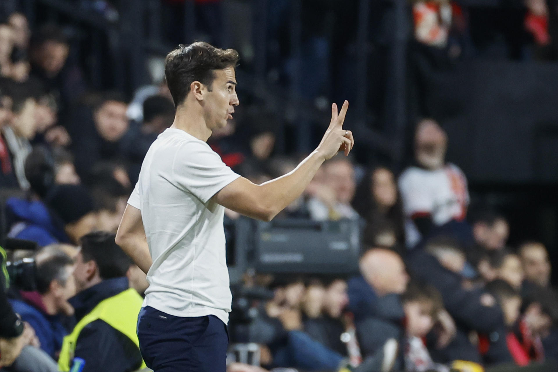 El técnico del Rayo Vallecano, Íñigo Pérez, durante el partido de la jornada 19 de LaLiga que Rayo Vallecano y Celta de Vigo disputan este viernes en el estadio de Vallecas. EFE/Juanjo Martín