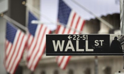 Fotografía de archivo de la señalización de Wall Street afuera de la Bolsa de Valores de Nueva York. EFE/JUSTIN LANE