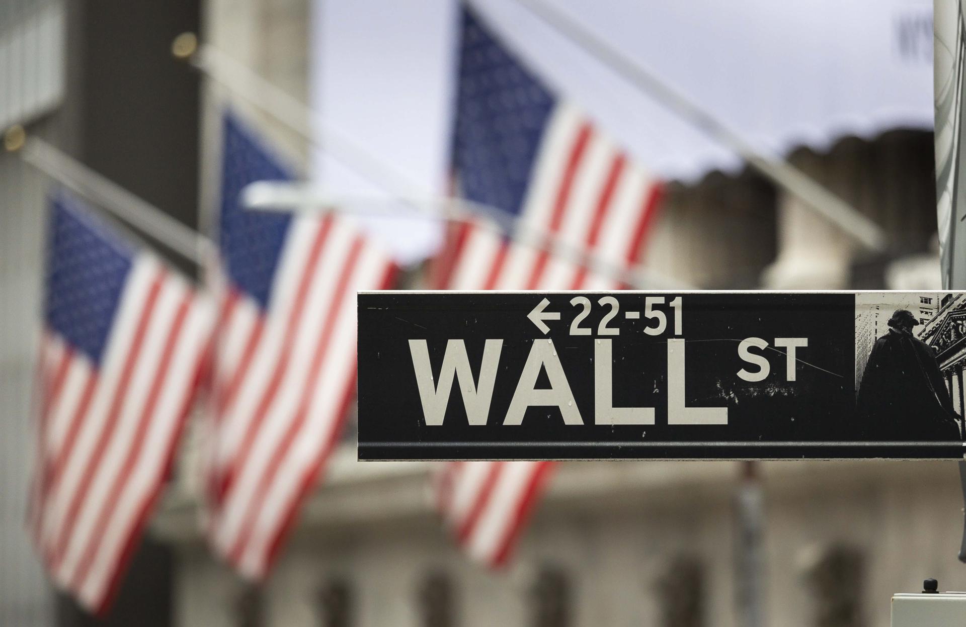 Fotografía de archivo de la señalización de Wall Street afuera de la Bolsa de Valores de Nueva York. EFE/JUSTIN LANE