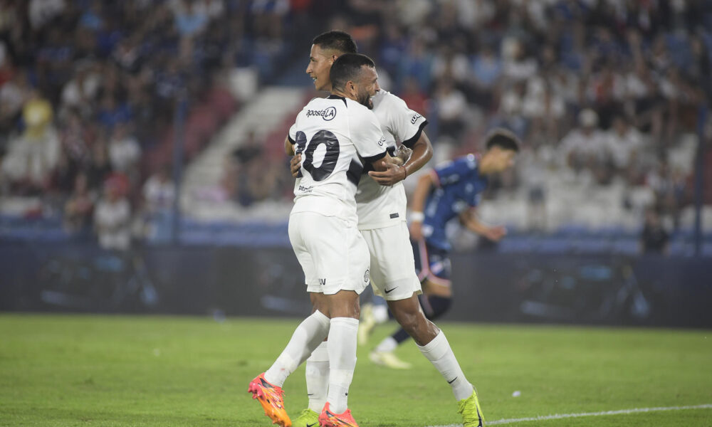 Jugadores del Olimpia paraguayo celebran este viernes la victoria por 0-2 sobre el Nacional uruguayo en partido de la Serie Río de la Plata jugado en el estadio Gran Parque Central de Montevideo. EFE/ STR