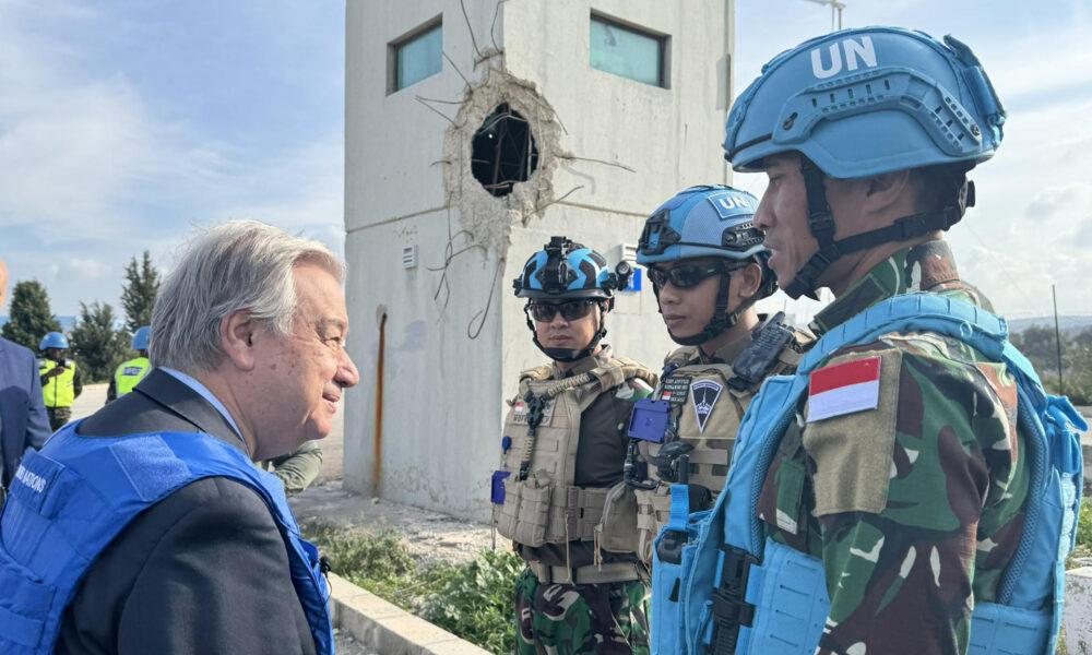 El secretario general de la ONU, António Guterres, visitó este viernes a los cascos azules desplegados en el sur del Líbano.  Guterres y el presidente francés, Emmanuel Macron, visitan Beirut a una semana para que expire el acuerdo de alto el fuego entre el grupo chií libanés Hizbulá e Israel. EFE/António Guterres Vía X - SOLO USO EDITORIAL/SOLO DISPONIBLE PARA ILUSTRAR LA NOTICIA QUE ACOMPAÑA (CRÉDITO OBLIGATORIO) -