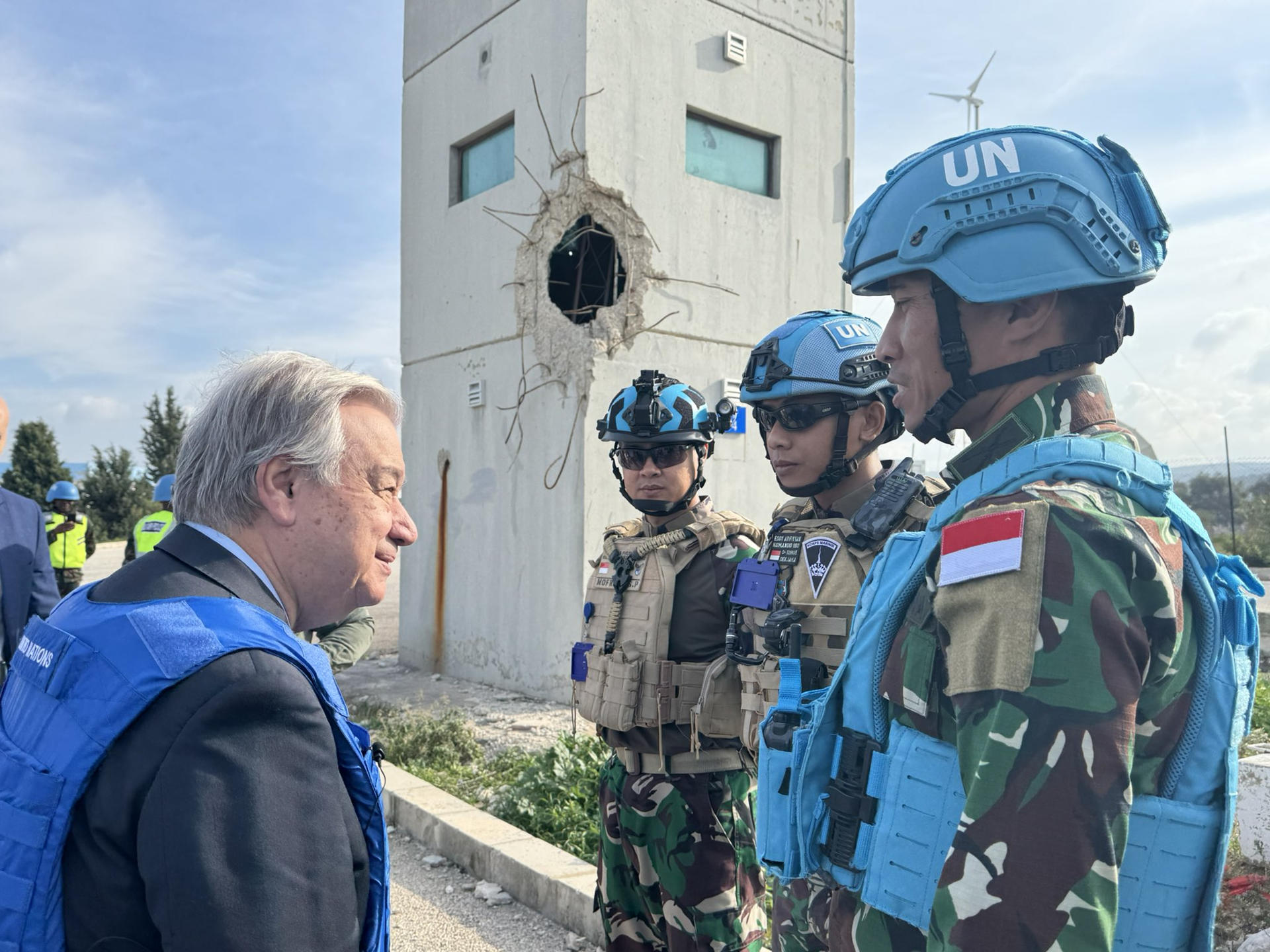 El secretario general de la ONU, António Guterres, visitó este viernes a los cascos azules desplegados en el sur del Líbano.  Guterres y el presidente francés, Emmanuel Macron, visitan Beirut a una semana para que expire el acuerdo de alto el fuego entre el grupo chií libanés Hizbulá e Israel. EFE/António Guterres Vía X - SOLO USO EDITORIAL/SOLO DISPONIBLE PARA ILUSTRAR LA NOTICIA QUE ACOMPAÑA (CRÉDITO OBLIGATORIO) -