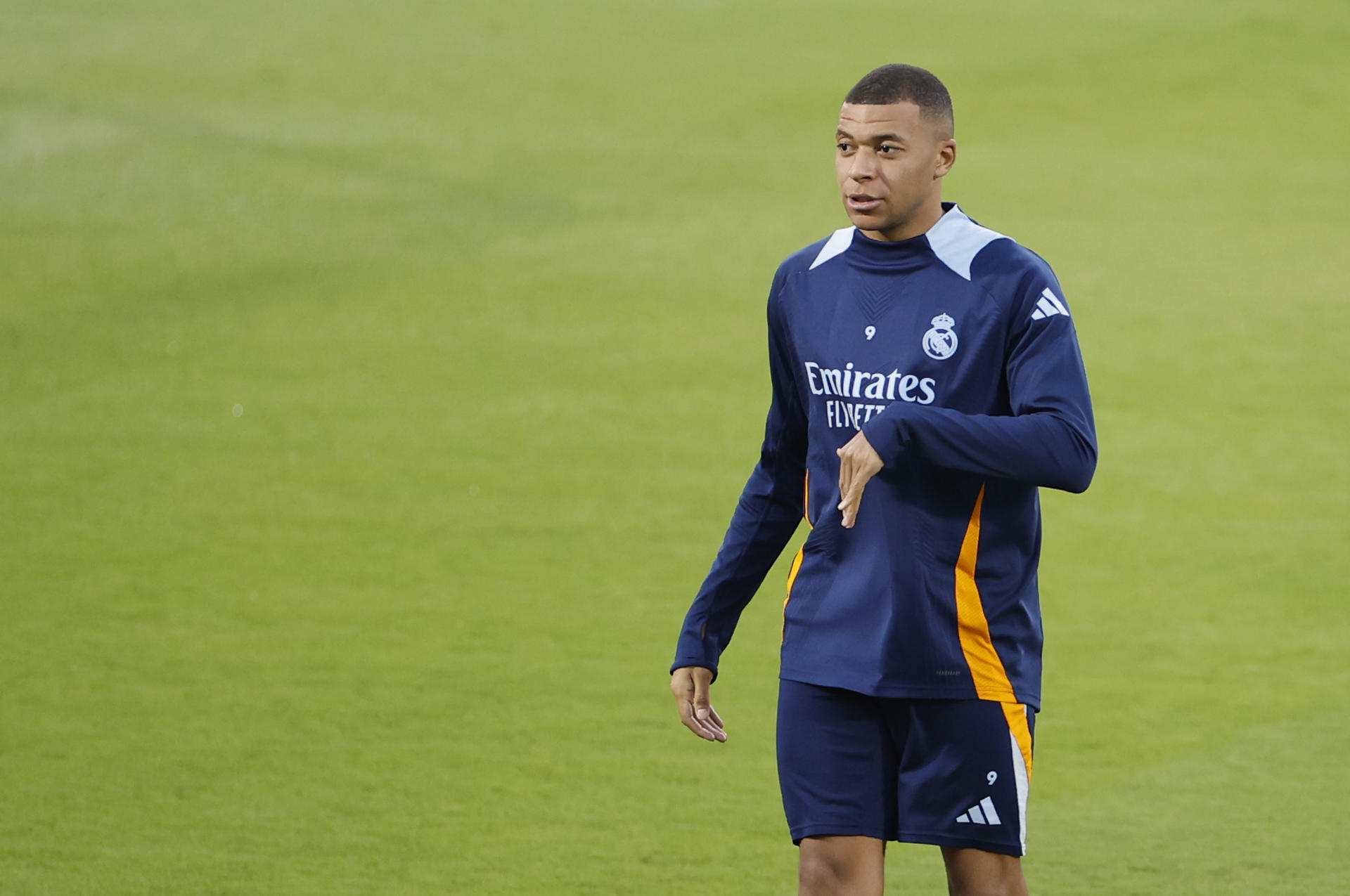 El delantero francés del Real Madrid Kylian Mbappé durante el entrenamiento en Yeda, en la víspera de la final de la Supercopa de España de fútbol que les enfrenta al Barcelona. EFE/ Alberto Estevez