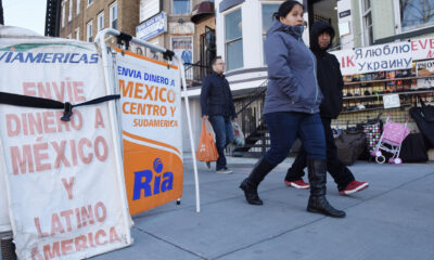 Varios carteles anuncian tiendas donde se puede enviar dinero a toda América Latina en Washington, DC, (Estados Unidos). Archivo. EFE/LENIN NOLLY