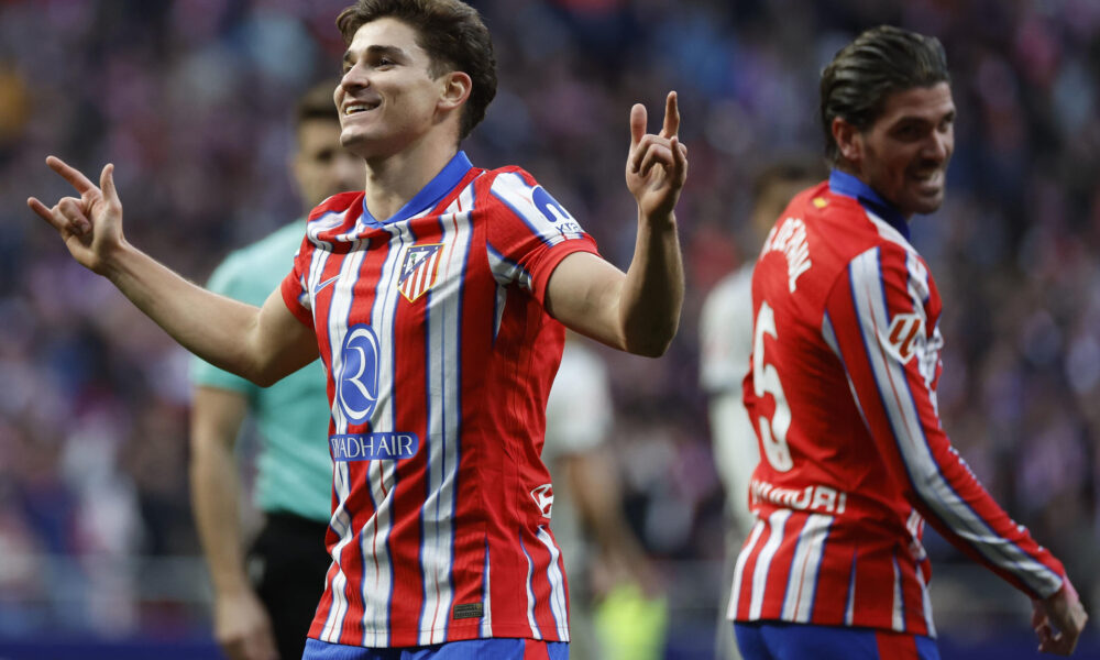 El delantero argentino del Atlético de Madrid Julián Álvarez (i) celebra el primer gol de su equipo durante el partido de LaLiga entre el Atlético de Madrid y el Osasuna, este domingo en el Riyadh Air Metropolitano de Madrid.EFE/ Juanjo Martín