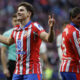 El delantero argentino del Atlético de Madrid Julián Álvarez (i) celebra el primer gol de su equipo durante el partido de LaLiga entre el Atlético de Madrid y el Osasuna, este domingo en el Riyadh Air Metropolitano de Madrid.EFE/ Juanjo Martín