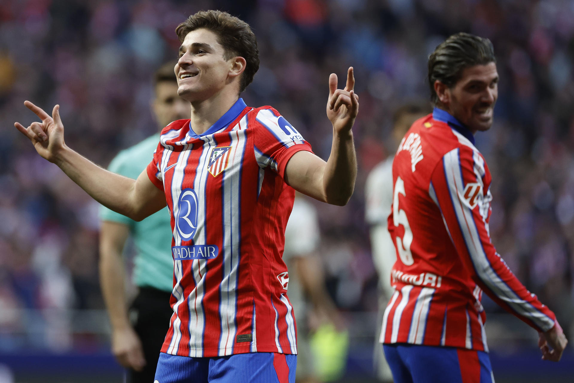 El delantero argentino del Atlético de Madrid Julián Álvarez (i) celebra el primer gol de su equipo durante el partido de LaLiga entre el Atlético de Madrid y el Osasuna, este domingo en el Riyadh Air Metropolitano de Madrid.EFE/ Juanjo Martín