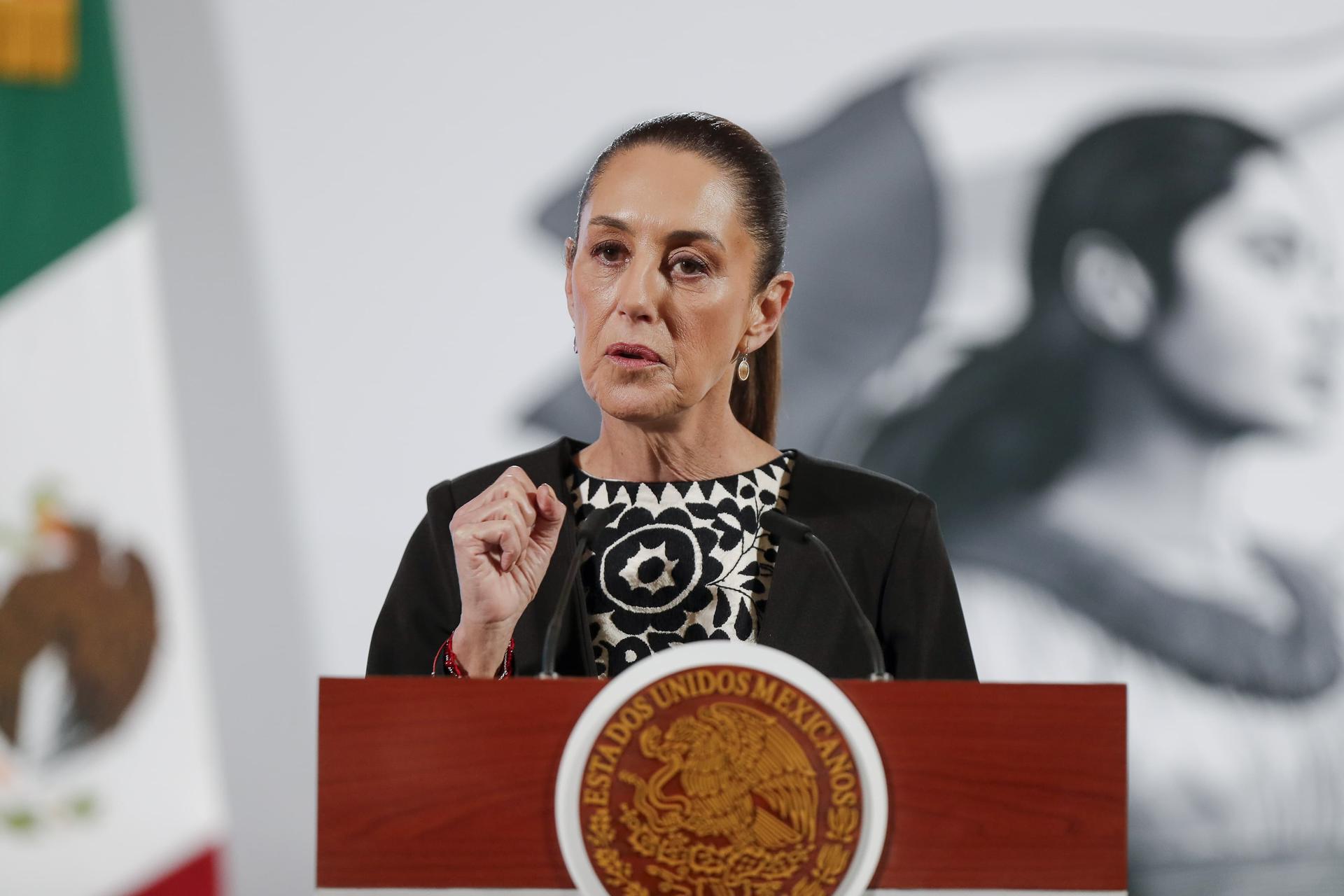 La presidenta de México, Claudia Sheinbaum, participa en una rueda de prensa este martes, en el Palacio Nacional en Ciudad de México (México). EFE/ Isaac Esquivel