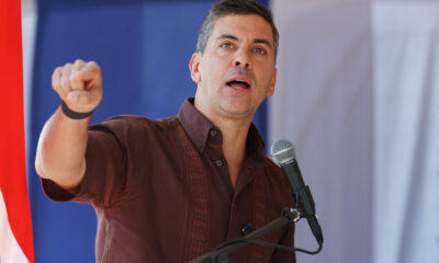 Fotografía de archivo del presidente de Paraguay, Santiago Peña, durante la entrega de las nuevas adecuaciones de la penitenciaría de Tacumbú en Asunción (Paraguay).EFE/ Juan Pablo Pino