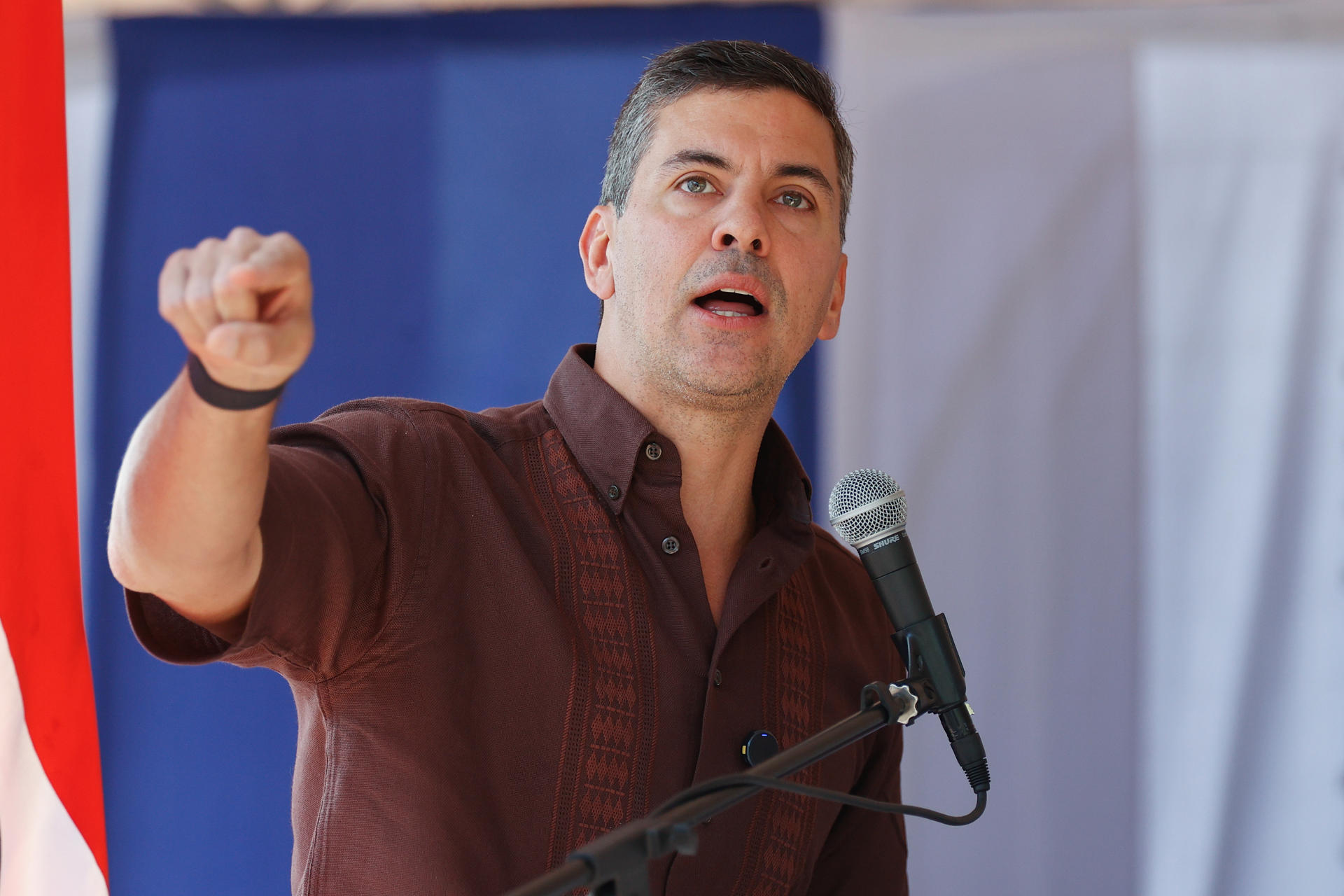 Fotografía de archivo del presidente de Paraguay, Santiago Peña, durante la entrega de las nuevas adecuaciones de la penitenciaría de Tacumbú en Asunción (Paraguay).EFE/ Juan Pablo Pino