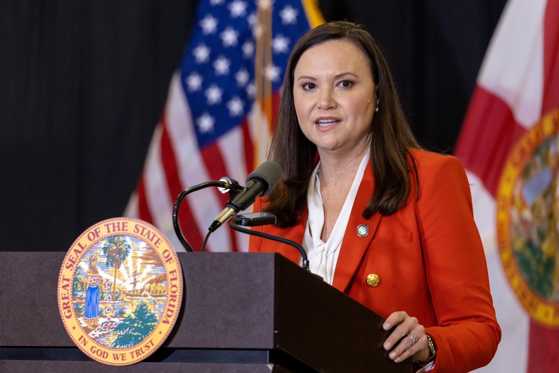 Fotografía de archivo de la fiscal general de Florida, Ashley Moody, durante una conferencia de prensa, en Palm Beach, Florida, EE. UU., el 17 de septiembre de 2024. EFE/EPA/Cristobal Herrera-Ulashkevich