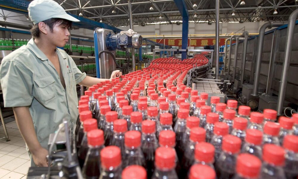 En la imagen de archivo, un trabajador comprueba las botellas de refresco en la línea de control de calidad de la embotelladora de Hangzhou, China. EFE/Diego Azubel