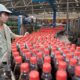 En la imagen de archivo, un trabajador comprueba las botellas de refresco en la línea de control de calidad de la embotelladora de Hangzhou, China. EFE/Diego Azubel