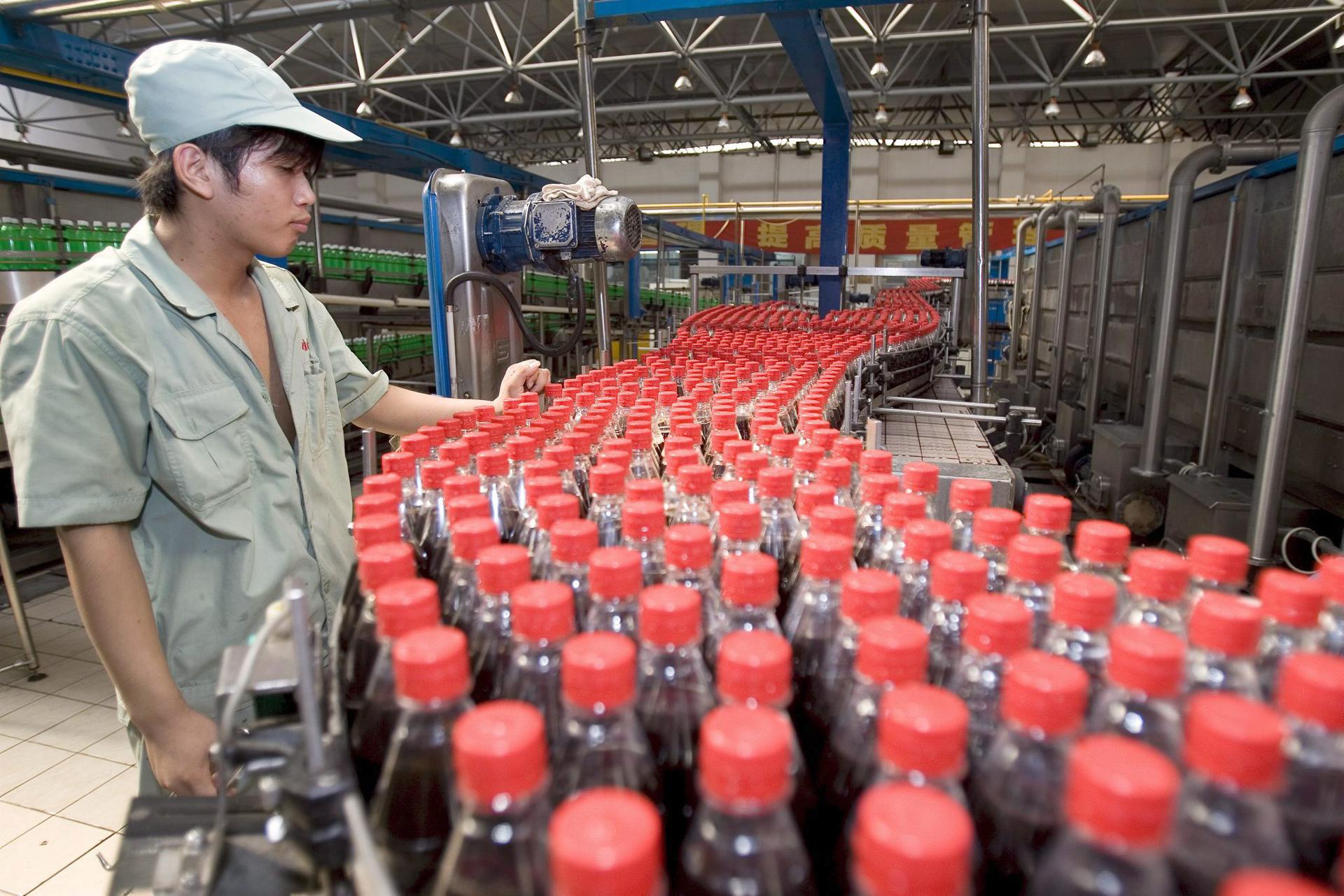 En la imagen de archivo, un trabajador comprueba las botellas de refresco en la línea de control de calidad de la embotelladora de Hangzhou, China. EFE/Diego Azubel