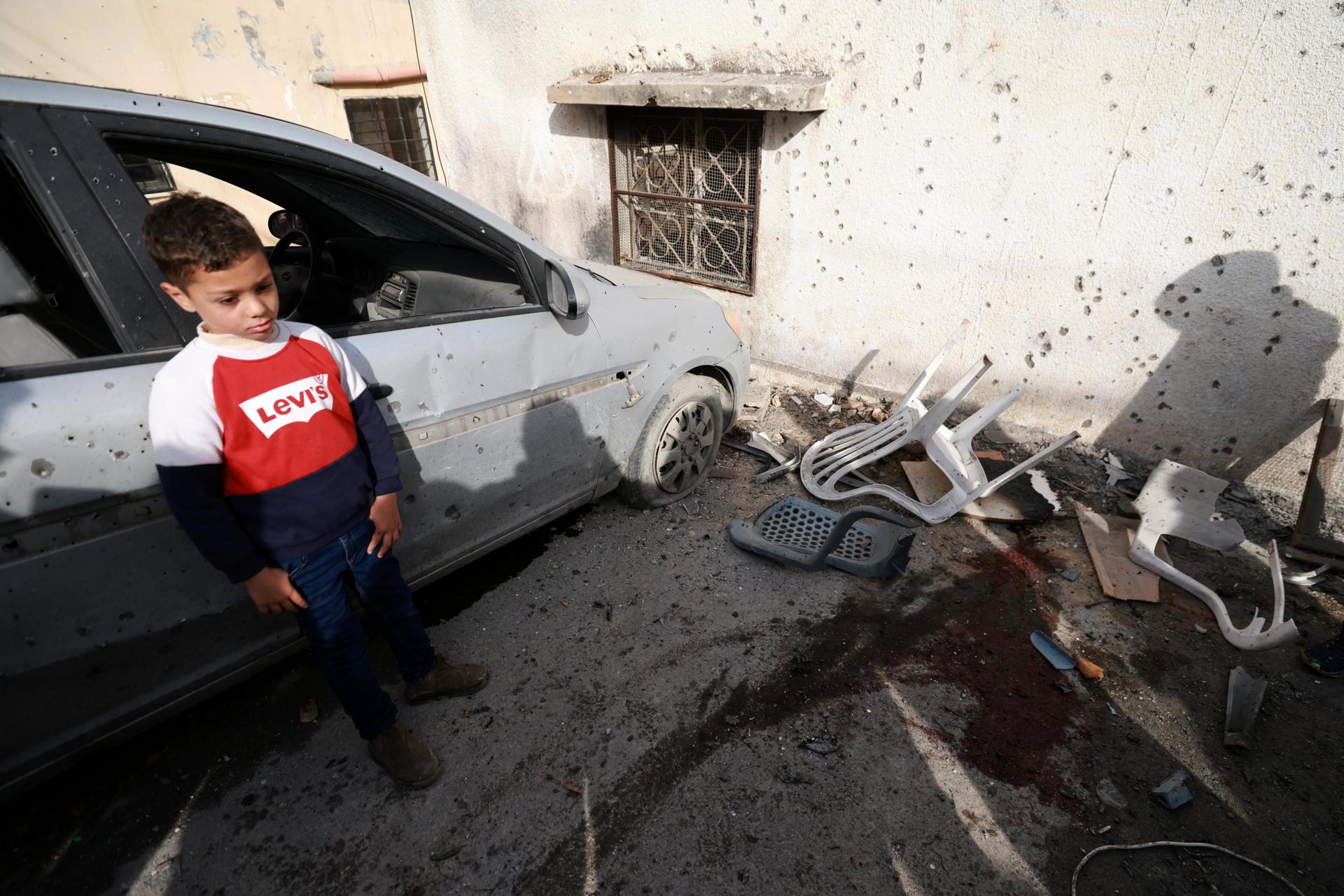 Un niño mira los daños tras un ataque aéreo israelí en el campo de refugiados de Yenin, en Cisjordania, el 15 de enero de 2025. EFE/EPA/ALAA BADARNEH