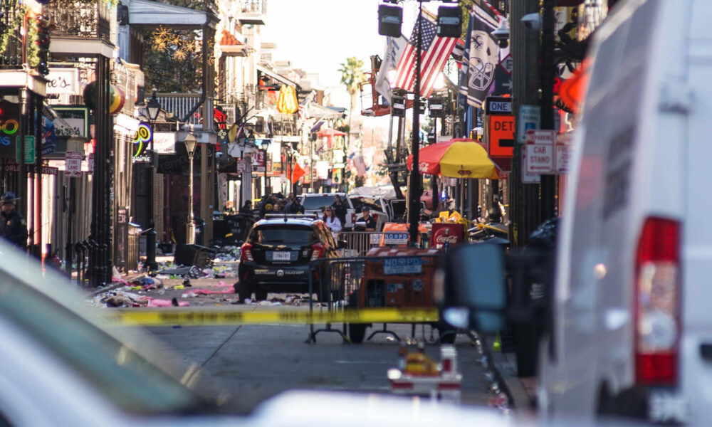 La Policía vigila en el Barrio Francés después de que un automóvil atropelló a una multitud en Nueva Orleans, Luisiana, EE.UU., el 1 de enero de 2025. EFE/SHAWN FINK