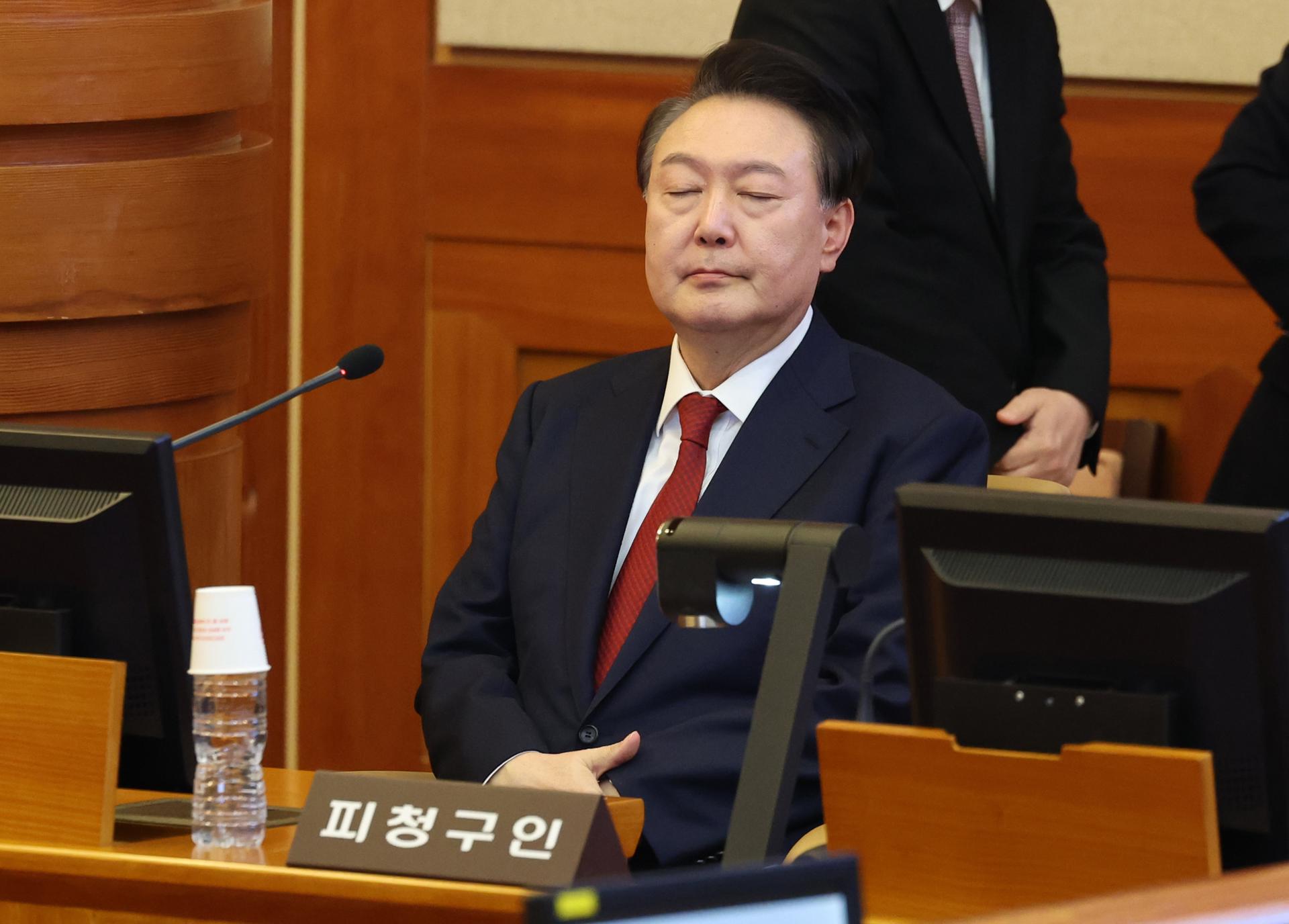 El presidente surcoreano, Yoon Suk-yeol, asiste a la tercera audiencia de su juicio político en relación con su declaración de la ley marcial en el Tribunal Constitucional de Seúl, el 21 de enero de 2025. EFE/EPA/YONHAP / POOL SOUTH KOREA OUT