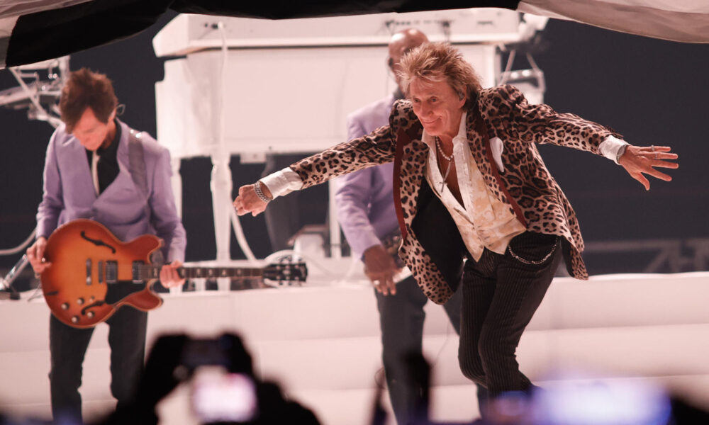 El músico británico Rod Stewart, que posee una de las carreras mas largas del pop-rock, lleva a la ciudad de Coruña su show  One Last Time, este domingo en el coliseúm de A Coruña, 15 de diciembre de 2024.- EFE/ Kiko Delgado