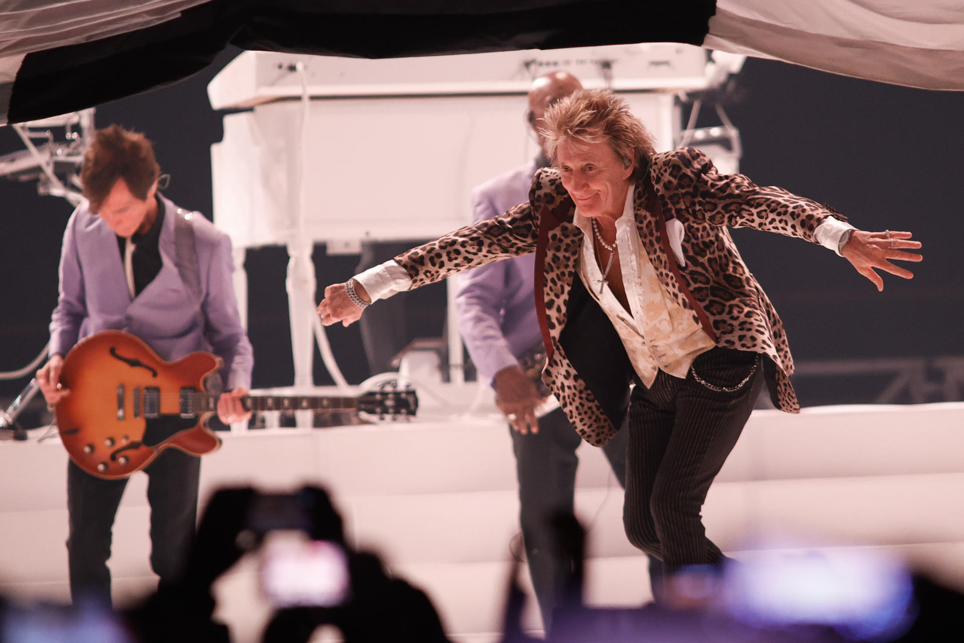 El músico británico Rod Stewart, que posee una de las carreras mas largas del pop-rock, lleva a la ciudad de Coruña su show  One Last Time, este domingo en el coliseúm de A Coruña, 15 de diciembre de 2024.- EFE/ Kiko Delgado