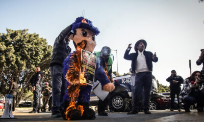 Activistas queman una piñata durante una manifestación este viernes, en la ciudad de Tijuana, Baja California (México). EFE/Joebeth Terriquez