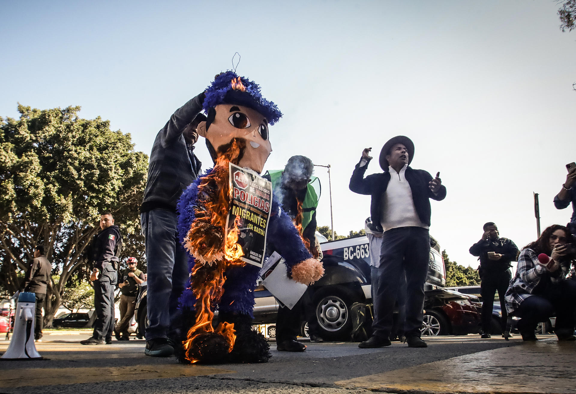 Activistas queman una piñata durante una manifestación este viernes, en la ciudad de Tijuana, Baja California (México). EFE/Joebeth Terriquez