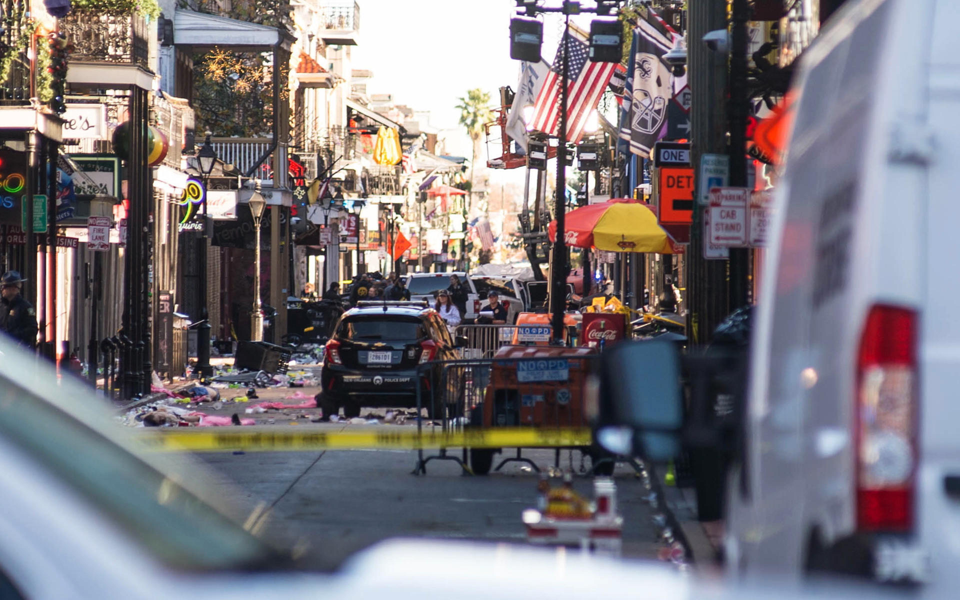 La Policía vigila después de que un automóvil atropellara a una multitud en Nueva Orleans, Luisiana, EE.UU., el 1 de enero de 2025. EFE/SHAWN FINK