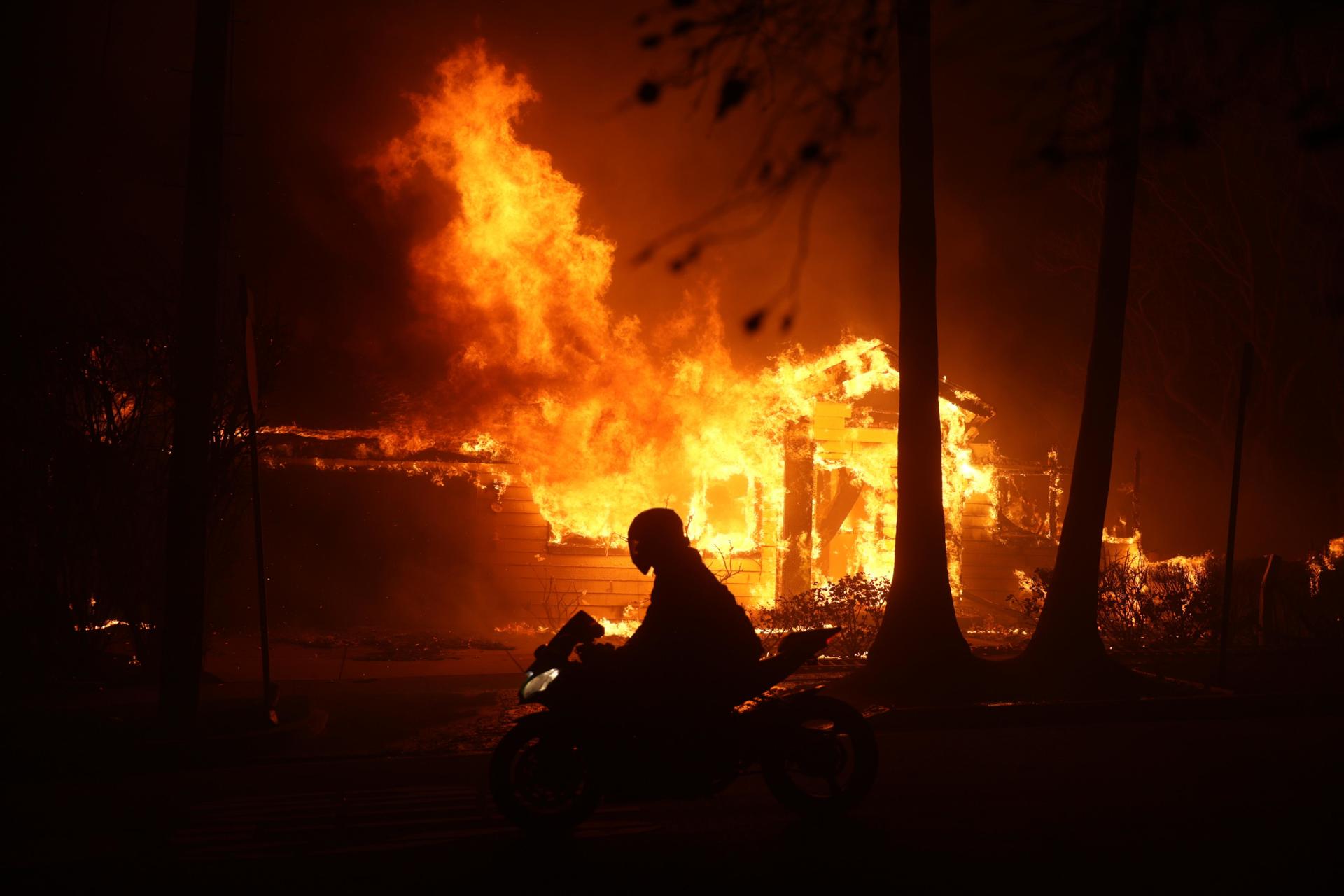 Fotografía del incendio que asola a Los Ángeles. EFE/ Allison Dinner