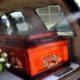 Un empleado funerario desinfecta un féretro cuya persona habría fallecido por COVID-19 en Ciudad de México (México). Archivo. EFE/Jorge Núñez