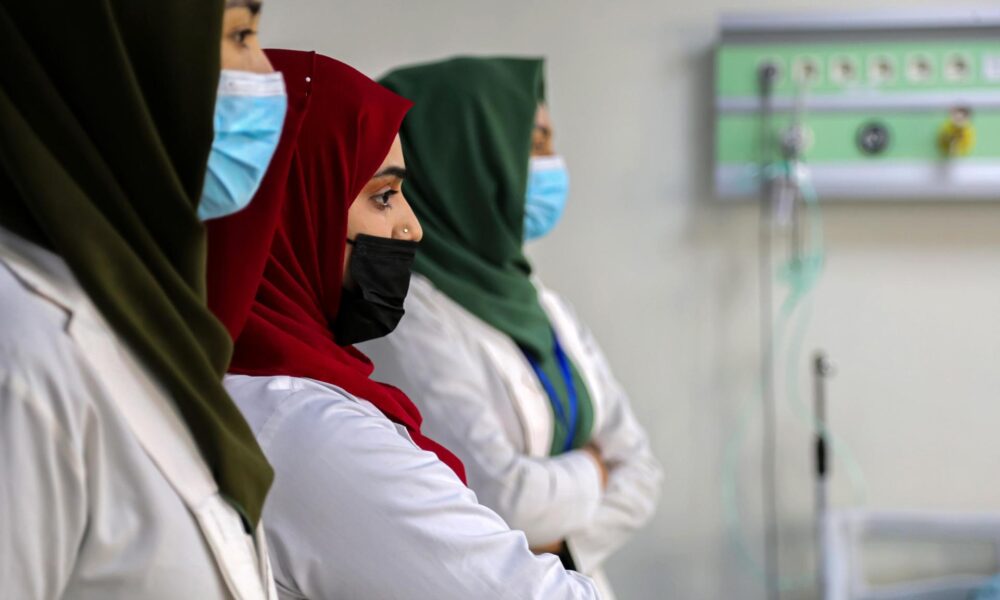 Las estudiantes de enfermería ypartería Tahmina Azami, Shakila Nouri y Madina Azami en un hospital privado en Kabul. EFE/EPA/SAMIULLAH POPAL ATTENTION: This Image is part of a PHOTO SET