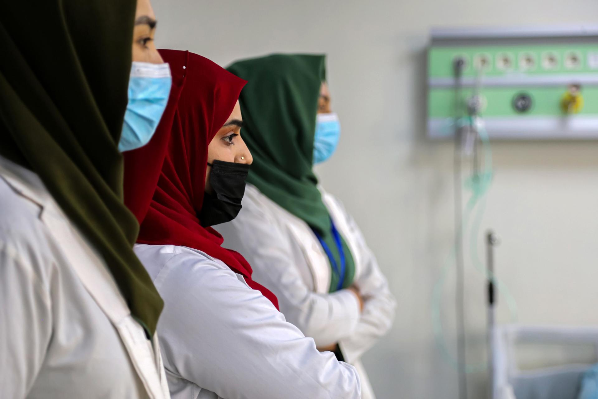 Las estudiantes de enfermería ypartería Tahmina Azami, Shakila Nouri y Madina Azami en un hospital privado en Kabul. EFE/EPA/SAMIULLAH POPAL ATTENTION: This Image is part of a PHOTO SET