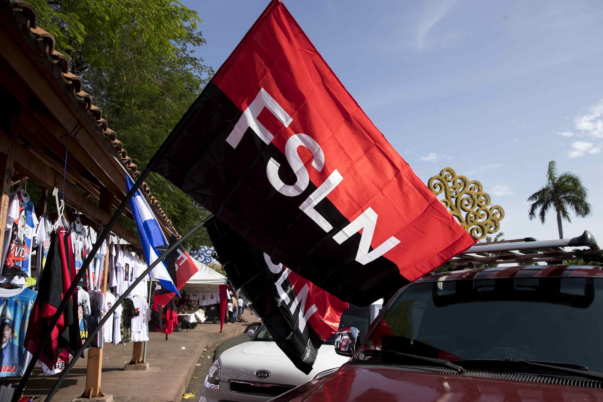 Foto de archivo de una bandera del Frente Sandinista de Liberación Nacional (FSLN). EFE/Jorge Torres