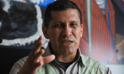 Fotografía del 8 de enero de 2025 del guardaparques boliviano Marcos Uzquiano hablando en una entrevista con EFE en La Paz (Bolivia). EFE/ Gabriel Marquez