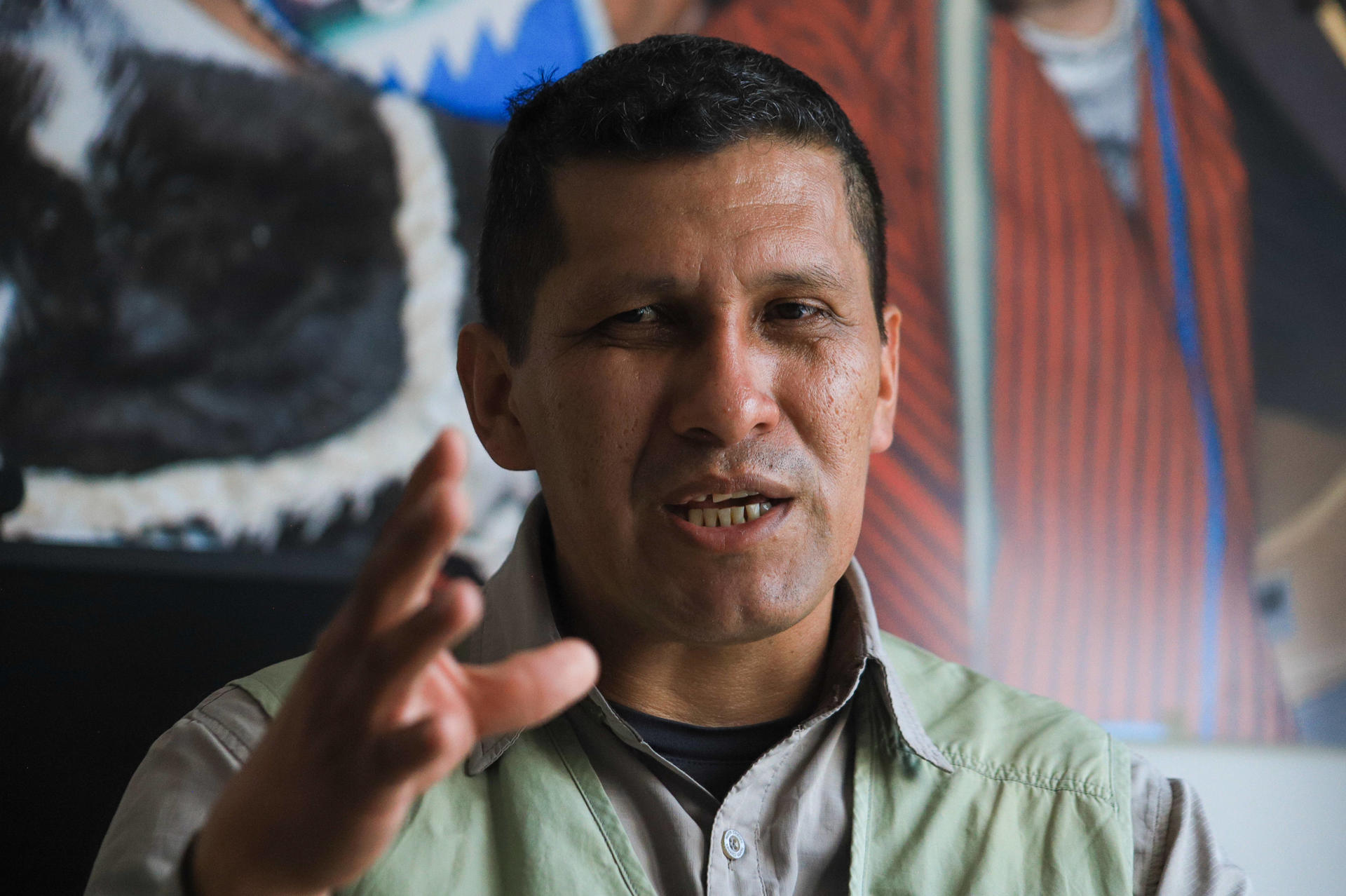 Fotografía del 8 de enero de 2025 del guardaparques boliviano Marcos Uzquiano hablando en una entrevista con EFE en La Paz (Bolivia). EFE/ Gabriel Marquez