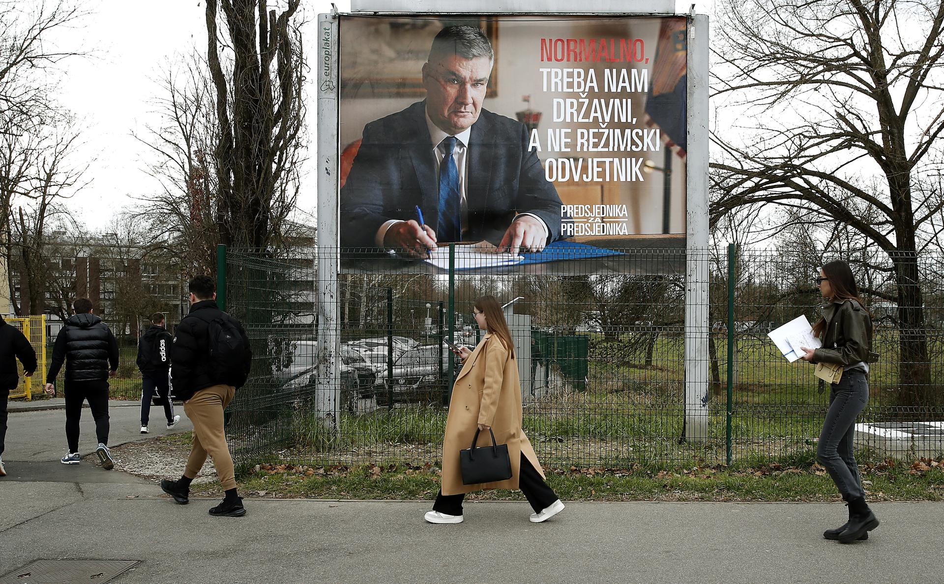 Cartel electoral en Zagreb con la imagen del candidato a la reelección presidencial Zoran Milanovic. EFE/EPA/ANTONIO BAT